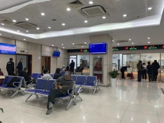 楼市回暖！上海二手房交易中心乌泱泱挤满人，单日成交可达上千套！中介：近期房东反而不着急了，买房人着急