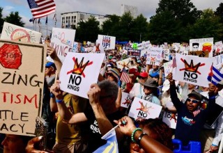 “不要国王！”抗议席卷全美，示威者涌入街头与警方发生冲突