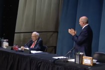 巴菲特突然官宣：年底辞任伯克希尔CEO “接班人”懵了