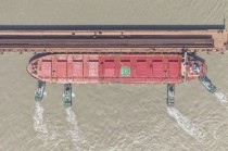 视频|首船西芒杜铁矿石运抵中国宝武马迹山港