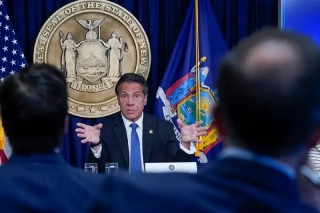 决心击败特朗普的纽约前州长，身家几何？