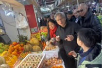 黄仁勋2026首度来华：逛上海菜市场还发红包 晚上参加年会