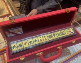 金价回调，水贝市场人气反升！从“囤金条”到“买情绪”，黄金麻将半日被抢空