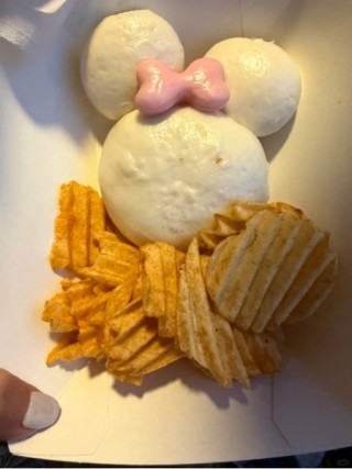 一个包子70元，一只鸡腿85元！上海迪士尼被指“靠情怀收割”，价格为何比东京贵超50%？