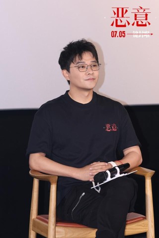 聚焦一场坠楼案引发的网络暴力，陈思诚张小斐新片《恶意》上海首映