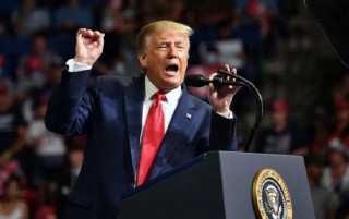 特朗普对多数国家暂时将关税降至10%
