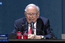 直击2025年巴菲特股东大会：贸易不应成为武器 市场波动实属常态 突然宣布年底卸任CEO