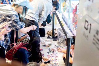 炒股不如“炒谷”？一块“吧唧”被炒到7万元，谁在为谷子经济买单？