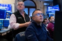 午盘：三大股指悉数走低 道指下跌逾400点