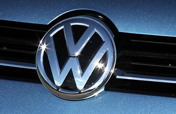 如何打开汽车引擎盖？大众polo引擎盖打开方法是什么？  第1张