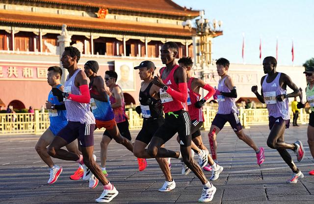 2025年北京马拉松天安门广场鸣枪起跑,3.2万余名选手同场竞技 第1张 2025年北京马拉松天安门广场鸣枪起跑,3.2万余名选手同场竞技 第1张