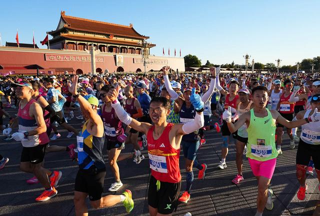 2025年北京马拉松天安门广场鸣枪起跑,3.2万余名选手同场竞技 第3张 2025年北京马拉松天安门广场鸣枪起跑,3.2万余名选手同场竞技 第3张