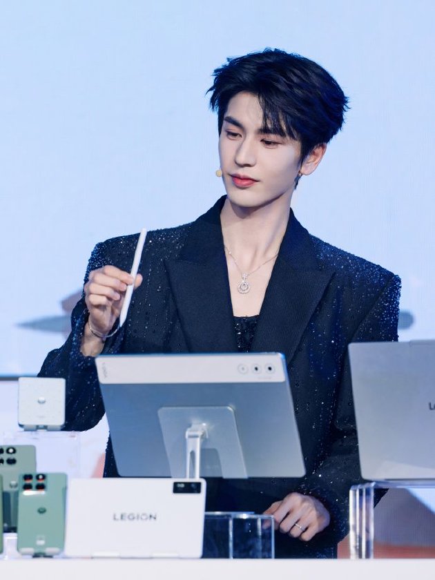 张凌赫代言!联想moto X70 Air AI手机亮相 天禧AI 3.5重磅发布 第11张 张凌赫代言!联想moto X70 Air AI手机亮相 天禧AI 3.5重磅发布 第11张