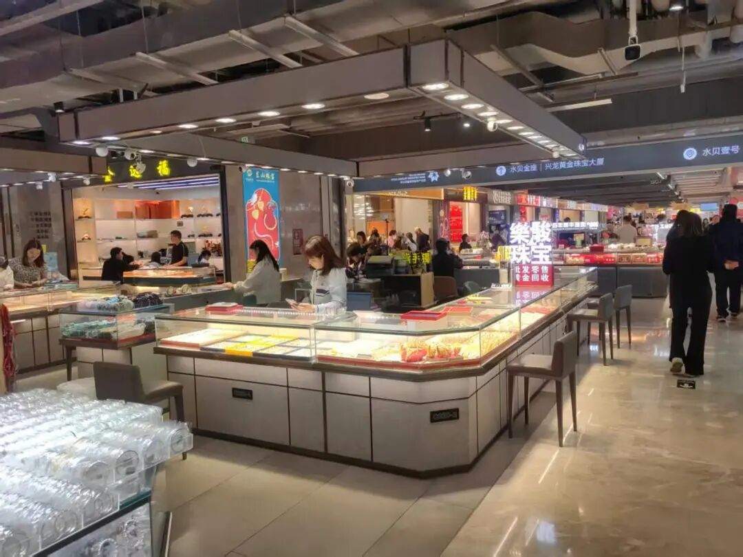 实探丨金饰金价一路走高,交易遇冷!“自戴需求”渐成主流 第2张 实探丨金饰金价一路走高,交易遇冷!“自戴需求”渐成主流 第2张