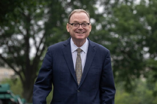 12月24日外盘头条：美国消费者信心连续第五个月下滑 金银连续两日刷新历史新高 特朗普提美联储主席必要条件  第7张