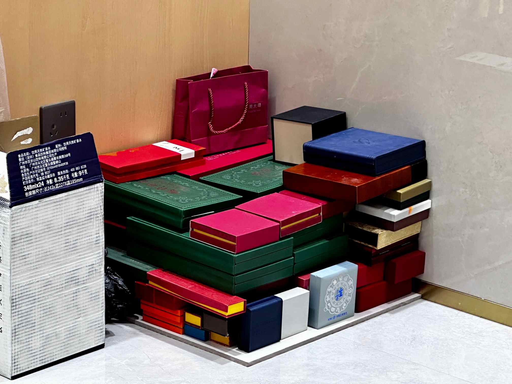 被老铺黄金们劝退,年轻人涌向广州打金一条街,50克金镯工费不到千元 第4张 被老铺黄金们劝退,年轻人涌向广州打金一条街,50克金镯工费不到千元 第4张