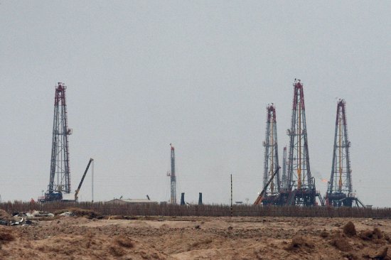 伊拉克大型油田开始停产 霍尔木兹危机若无好转恐减产300万桶/日  第1张