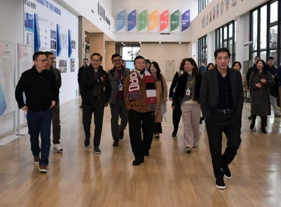 马云现身杭州云谷学校交流AI，蔡崇信、吴泳铭等阿里核心管理层罕见聚齐  第1张